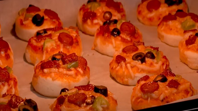 Yumuşacık oluyor kapış kapış gidiyor: Pizza poğaça nasıl yapılır?