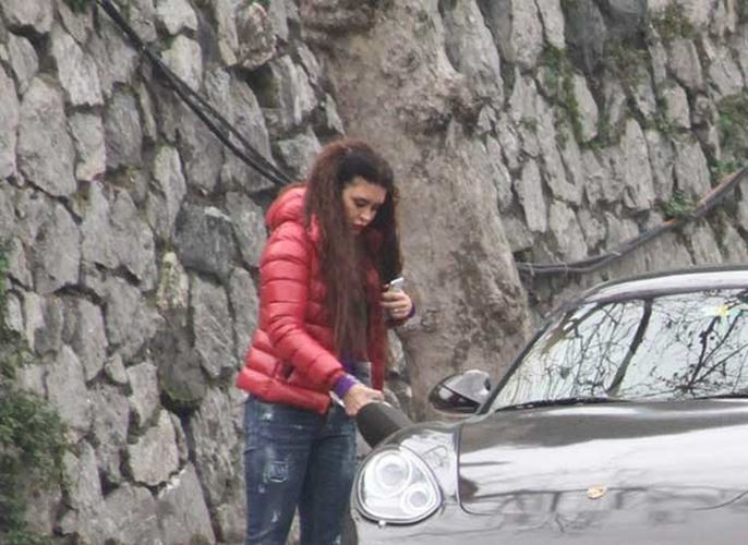 Ebru Polat'tan 800 bin TL'lik arabaya benzin yerine su