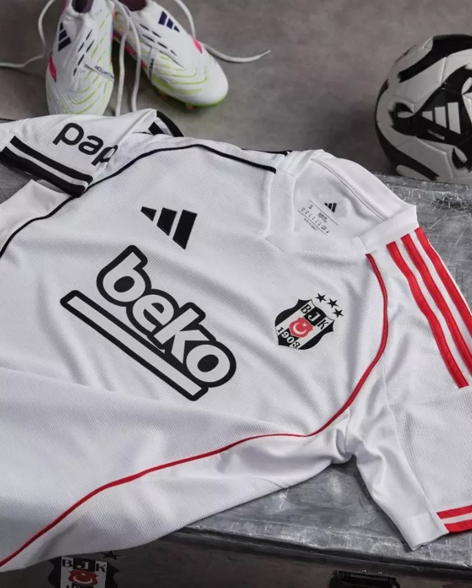 'Herkese nasip olmaz' notuyla paylaşıldı: Beşiktaş yeni sezon formalarını tanıttı