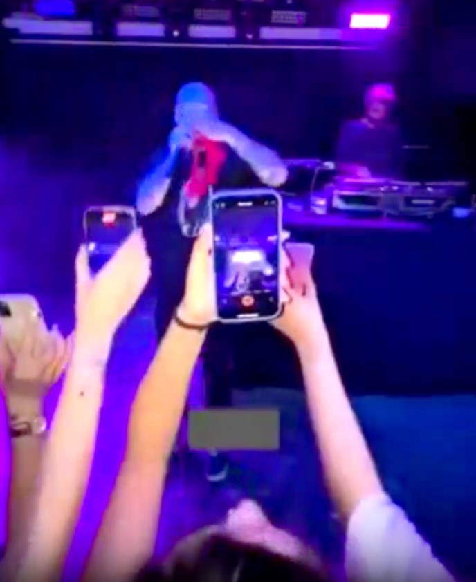 İç çamaşırını çıkardı sahneye attı. Rapçi Ezhel konserinde akılalmaz olay!