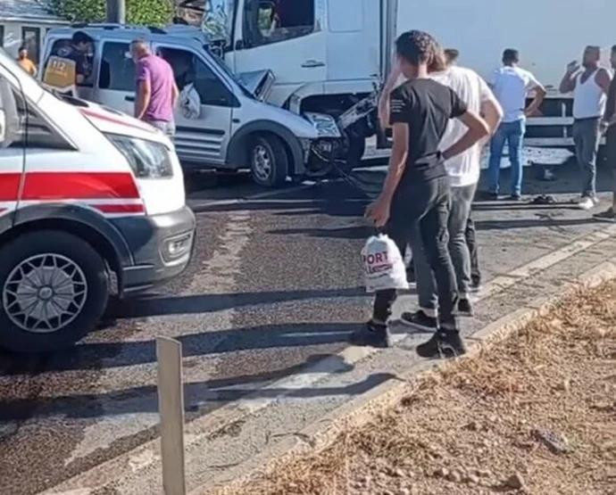 İzmir'de can pazarı! Karşı şeride geçen araç TIR'la çarpıştı