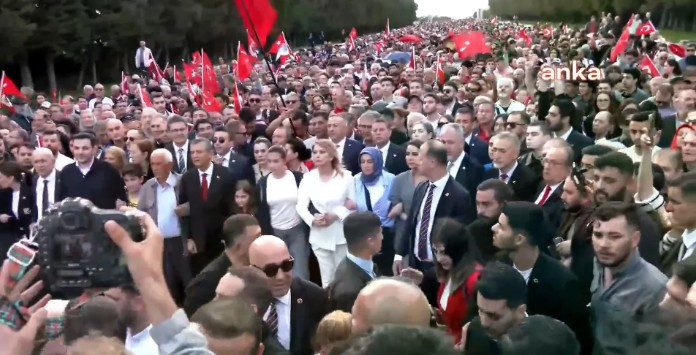 Valilik yasaklamıştı. CHP'liler Anıtkabir'e yürüdü - Resim : 2