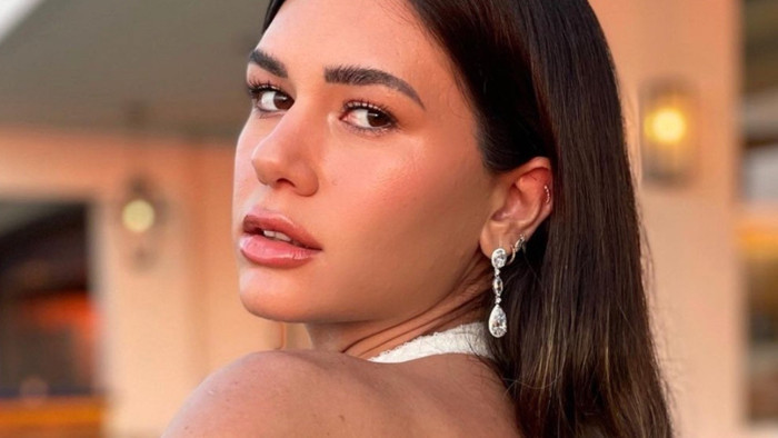 Derin yırtmaçlı elbisesiyle dikkat çekti