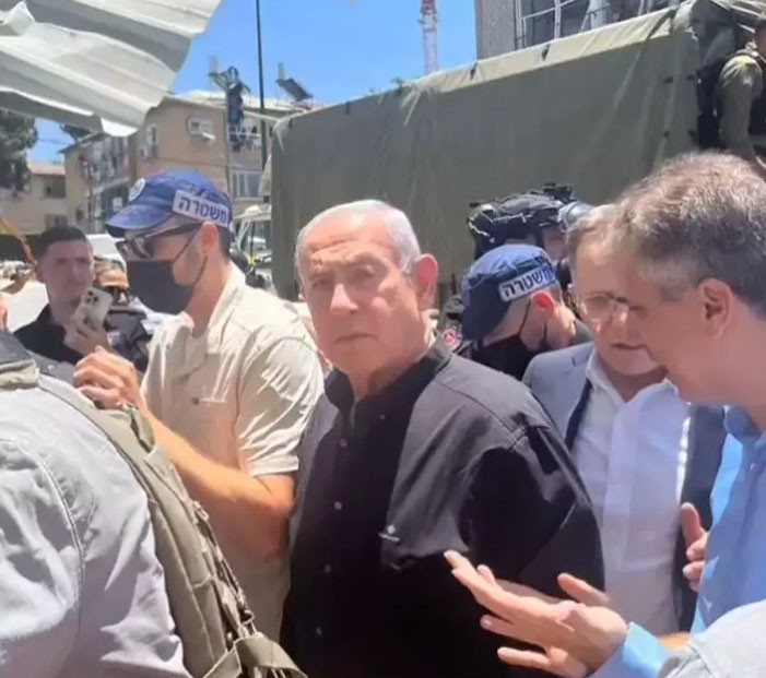 Netanyahu sığınaktan çıktı, yıkımı inceledi