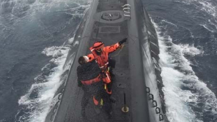 Annesini kaybeden personel, Milli Savunma Bakanlığı tarafından denizaltıdan helikopterle alındı