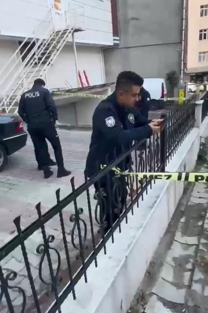 Motosikletli saldırgan dehşeti! 27 yaşındaki genç 5 kurşunla katledildi - Resim : 4