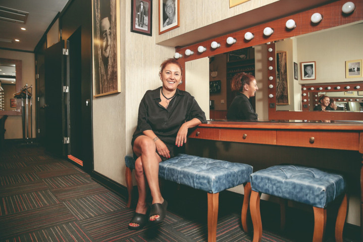 Günay Karacaoğlu, Baba Sahne’nin bol ödüllü kült oyunu “Bir Baba Hamlet”te bayrağı Murat Akkoyunlu’dan devraldı.