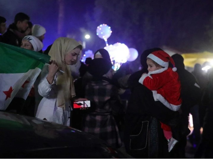 Dünya 2025’e nefes kesen kutlamalarla girdi: Gökyüzü havai fişeklerle aydınlandı, meydanlar coşkuya doydu - Resim : 2