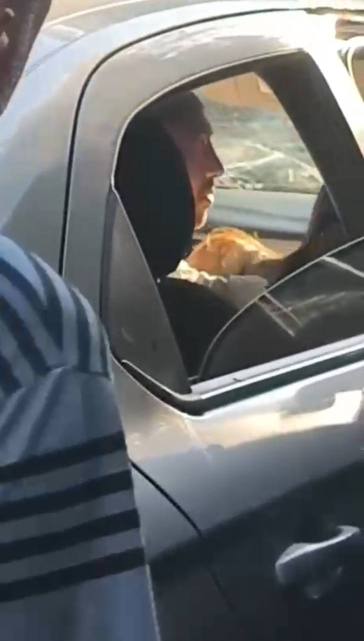 Araçtan çığlıklar yükseldi! Etraftakiler yardıma koştu! 'Yalvarıyorum, sakin ol!'