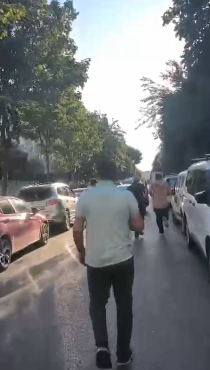 Araçtan çığlıklar yükseldi! Etraftakiler yardıma koştu! 'Yalvarıyorum, sakin ol!' - Resim : 2