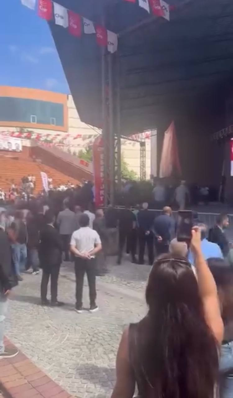 CHP'nin Esenyurt kongresinde tekmeli yumruklu arbede! O sözler ortalığı birbirine kattı - Resim : 2