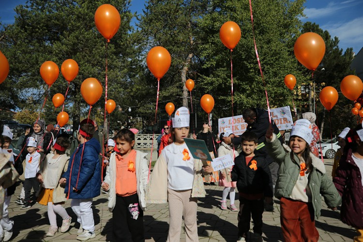 Karabük'te minik yürekler gökyüzüne umut bıraktı: Lösemi hastalarına balonlu farkındalık