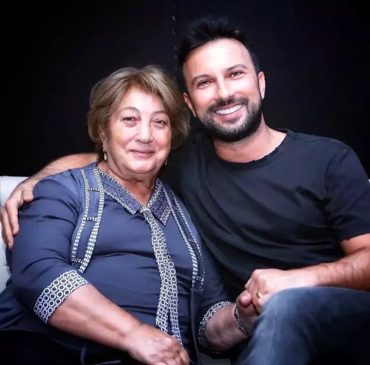 Megastar Tarkan’ı yıkan ölüm haberi! Acı haberi turnede aldı. Kalp krizi nedeniyle vefat etti