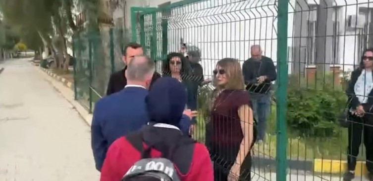 Ömer Çelik'ten KKTC'deki görüntülere tepki: Bir öğrencinin kıyafeti sebebiyle engellenmesini şiddetle kınıyoruz - Resim : 2