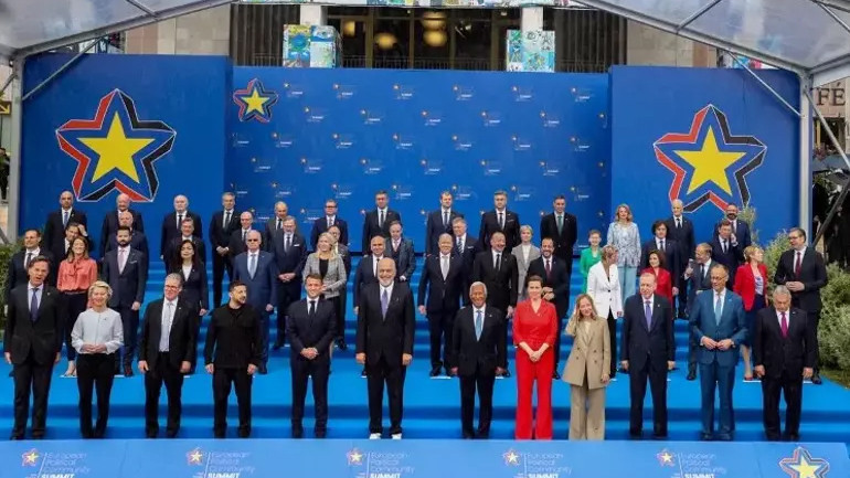 Cumhurbaşkanı Erdoğan spor ayakkabıları sordu! Resmi törende samimi anlar... - Resim : 2