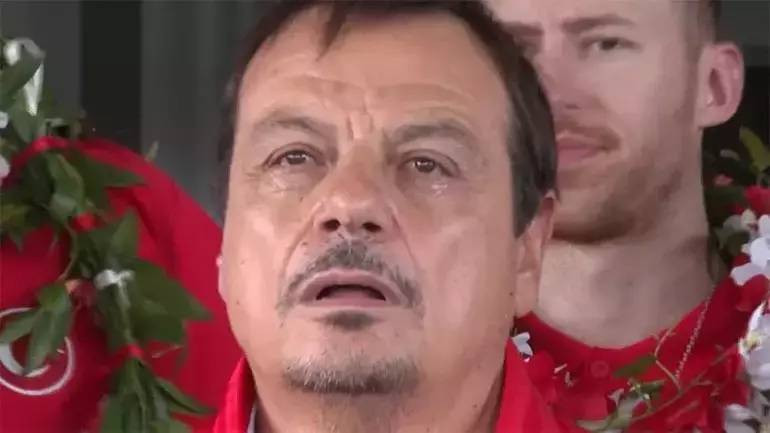 Tarih yazan 12 Dev Adam yurda döndü! Ergin Ataman gözyaşlarını tutamadı