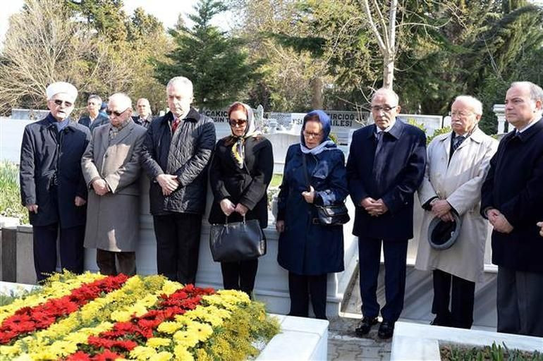 Çetin Emeç mezarı başında anıldı