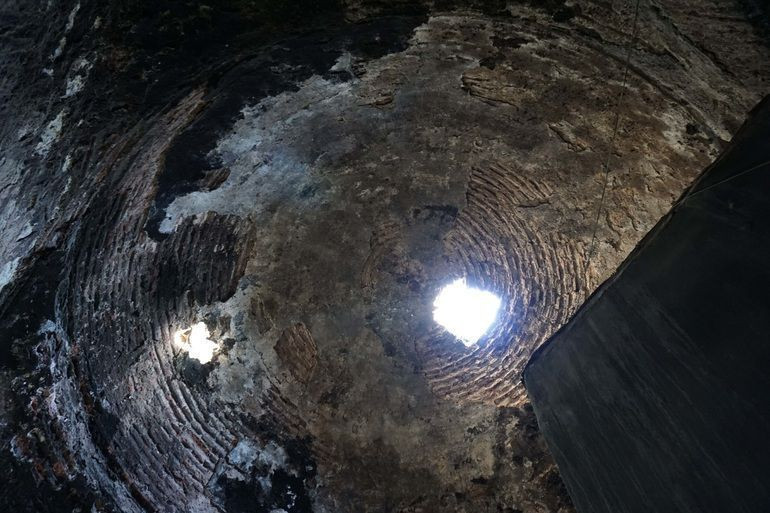 Zıplaya zıplaya tarihi kubbeyi çökerttiler!