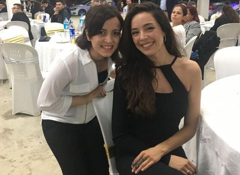 Azra Akın, Roman havalarıyla coştu