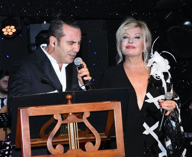 Emel Sayın sahnede fenalaştı, ilk müdahaleyi Göçer yaptı