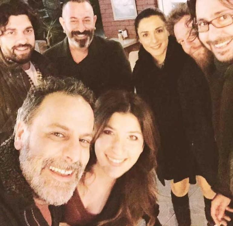 'Ferhangi Şeyler'in  2000. gösteriminde ünlüler geçidi