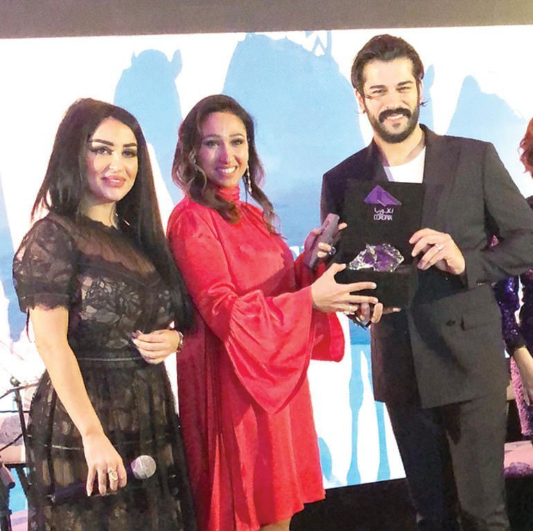 Burak Özçivit 80 kadınla yemek yedi, Fahriye Evcen görüntülü aradı! - Resim : 2