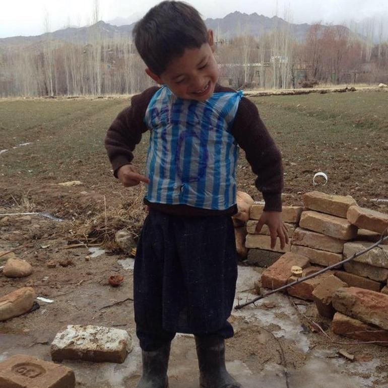 Messi, poşet formalı Ahmadi'yi davet etti!