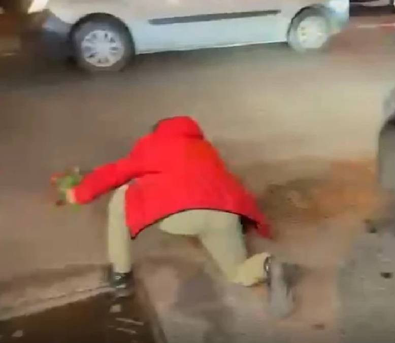 Ünlü oyuncu Mina Derman, çiçek satan çocuğa çarpıp kaçtı - Resim : 2