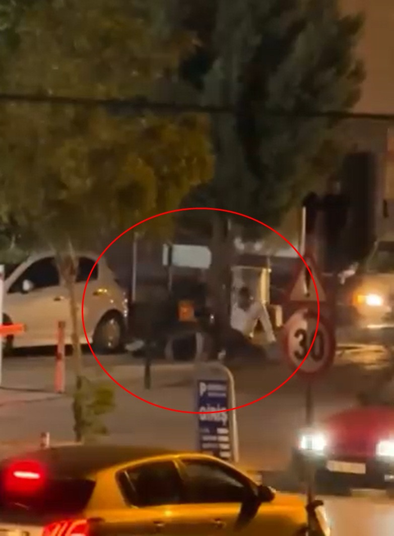 Kavga ettikleri kişiyi dakikalarca dövdüler!