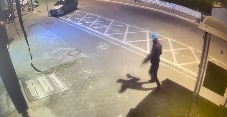 AK Parti ilçe başkanlığı binasına taşlı saldırı