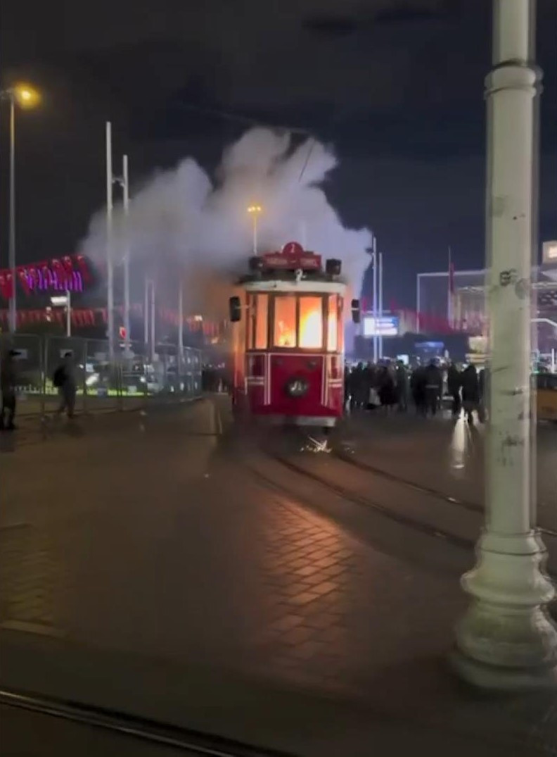Taksim'de nostaljik tramvayda yangın panik yarattı