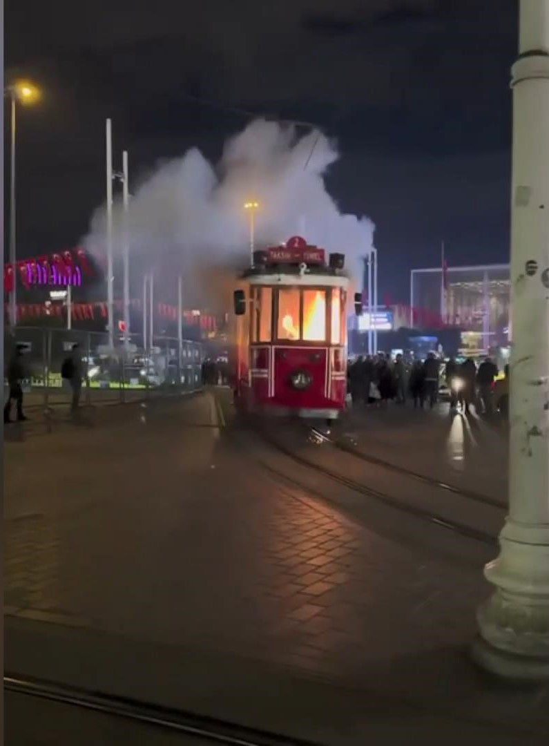 Taksim'de nostaljik tramvayda yangın panik yarattı - Resim : 2