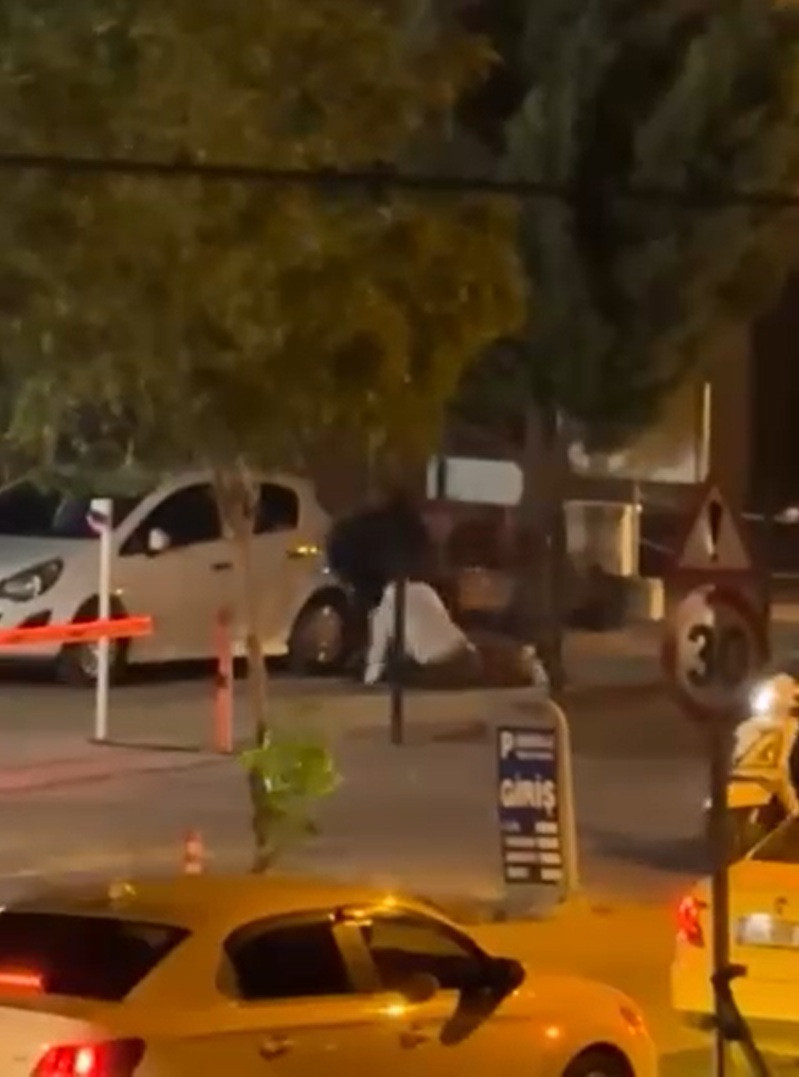 Kavga ettikleri kişiyi dakikalarca dövdüler! - Resim : 2