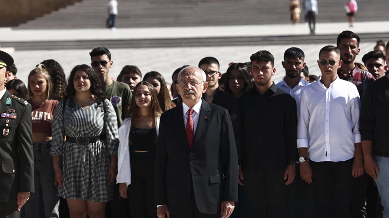 Kılıçdaroğlu, CHP'nin 99'uncu yaşında 99 gençle Anıtkabir'e çıktı