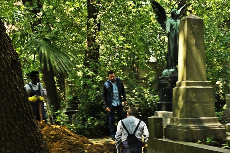 Çekimler tamamlandı, sıra tanıtım videosunda! İşte, Mezarcı’nın setinden son kareler