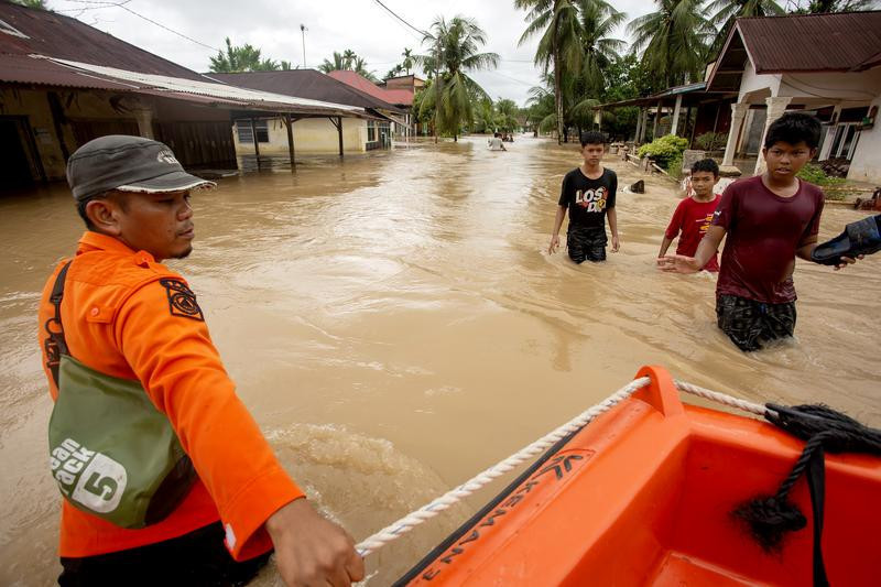 Sel ve toprak kayması nedeniyle 49 kişi öldü!