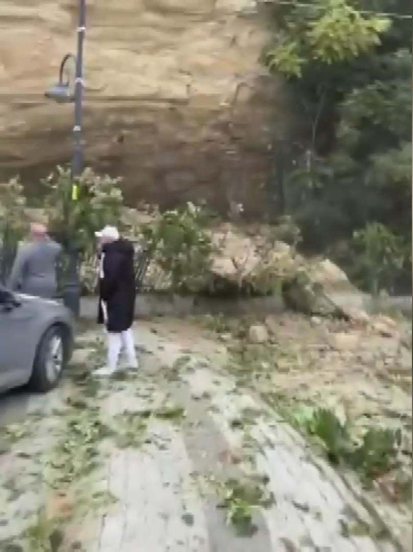 Çay bahçesinde korku dolu anlar! Kaya parçaları üzerlerine yağdı - Resim : 3