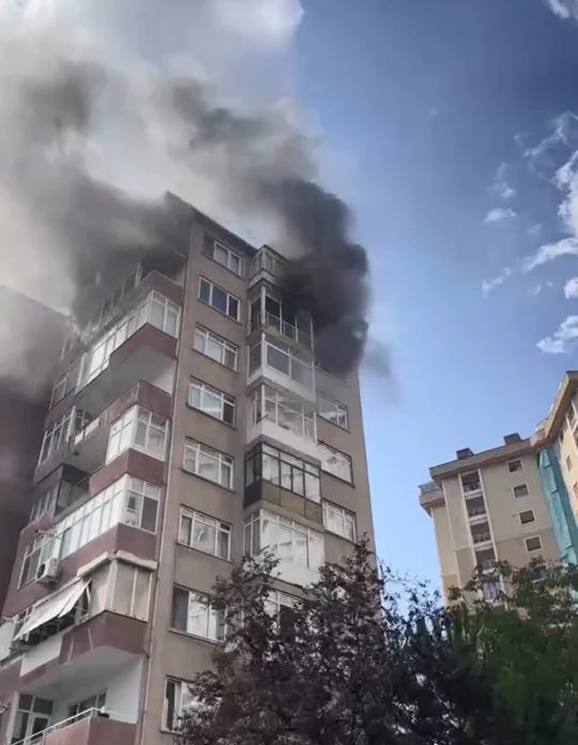Kadıköy’de 11 katlı binada yangın! Anne ve iki çocuğu dumandan etkilendi