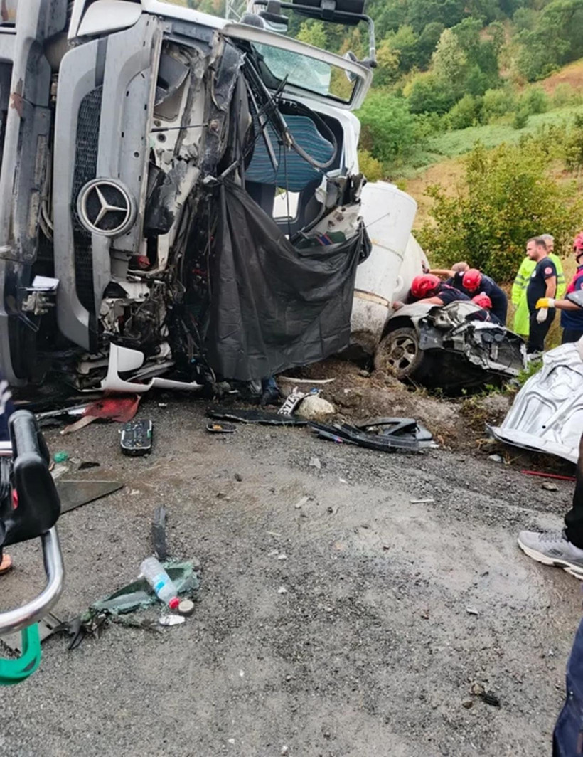 Zonguldak'ta katliam gibi kaza: Beton mikseri otomobilin üzerine devrildi! Ölü ve yaralılar var