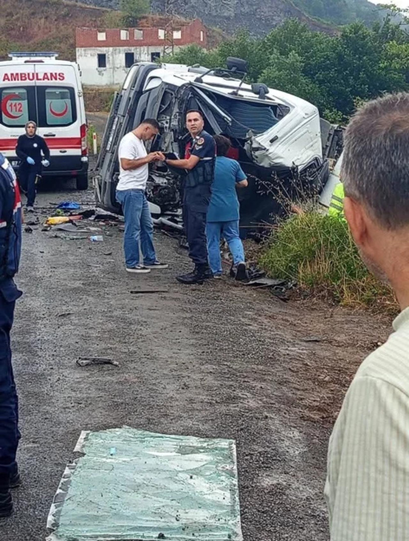 Zonguldak'ta katliam gibi kaza: Beton mikseri otomobilin üzerine devrildi! Ölü ve yaralılar var - Resim : 2