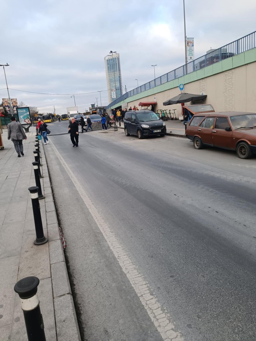 MedyaTava yazdı ölüm tehlikesine önlem alındı. Mecidiyeköy'deki metro, metrobüs ve otobüs geçişindeki kablolar faciaya davetiye çıkarıyordu - Resim : 4