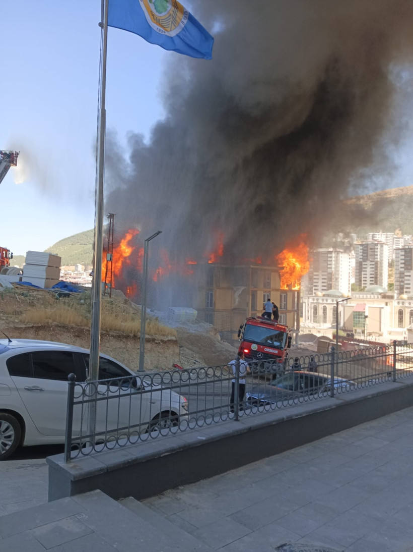 Kahramanmaraş'ta lojman inşaatında korkutan yangın! Kontrol altına alındı