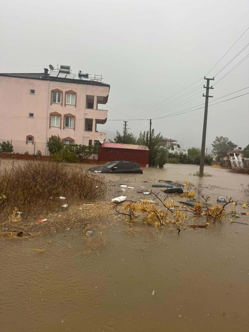 Muğla sağanak yağışa teslim oldu! Caddeler göle döndü
