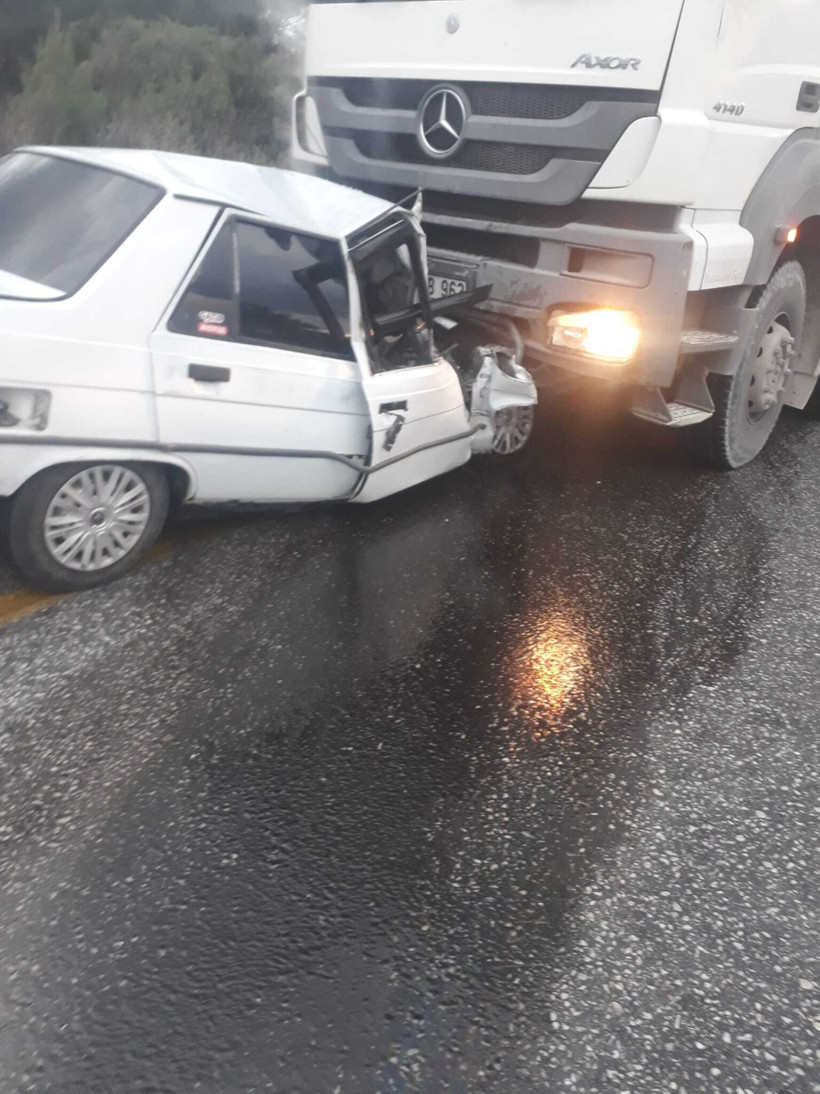 Feci kaza! Otomobil ile kamyon kafa kafaya çarpıştı: Ölü ve yaralı var