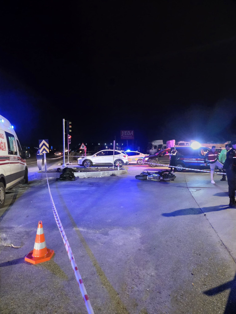 Kırmızı ışıkta geçen TIR motosikletle çarpıştı! Ölü var - Resim : 2