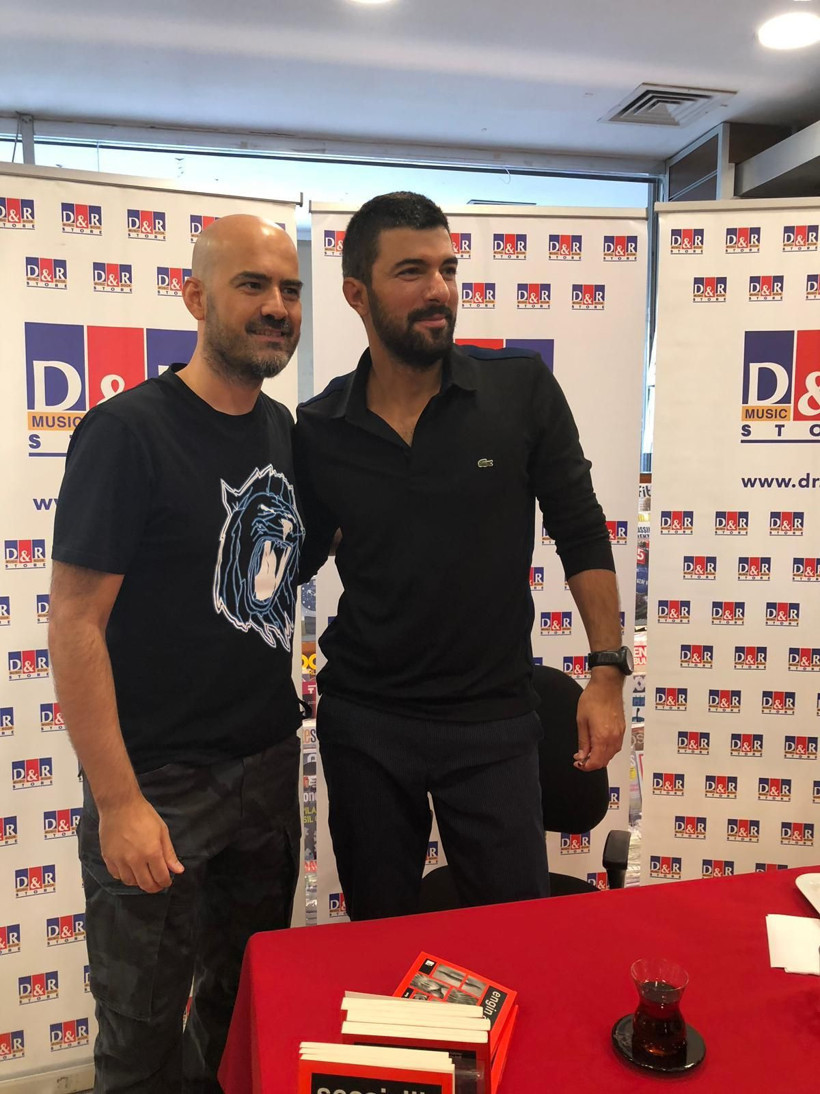 Engin Akyürek'i ilk imza gününde dostları yalnız bırakmadı!