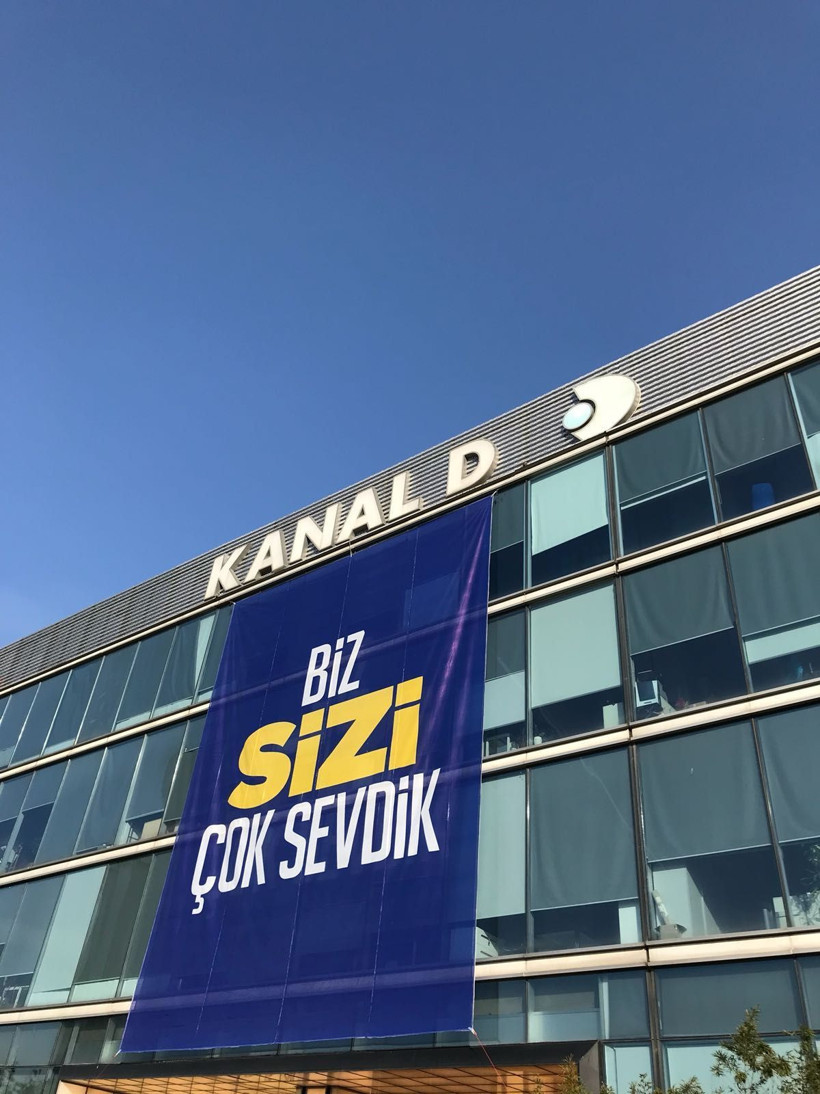 Kanal D çalışanlarından sürpriz pankart!