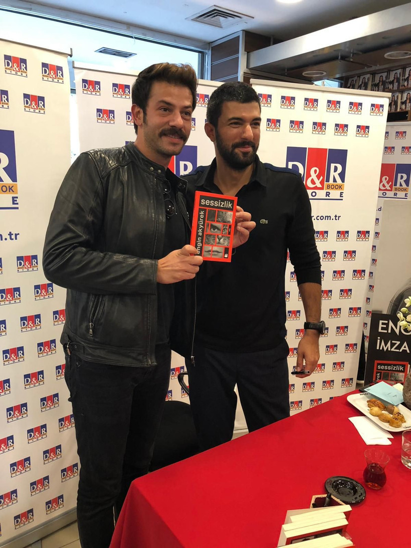 Engin Akyürek'i ilk imza gününde dostları yalnız bırakmadı! - Resim : 4
