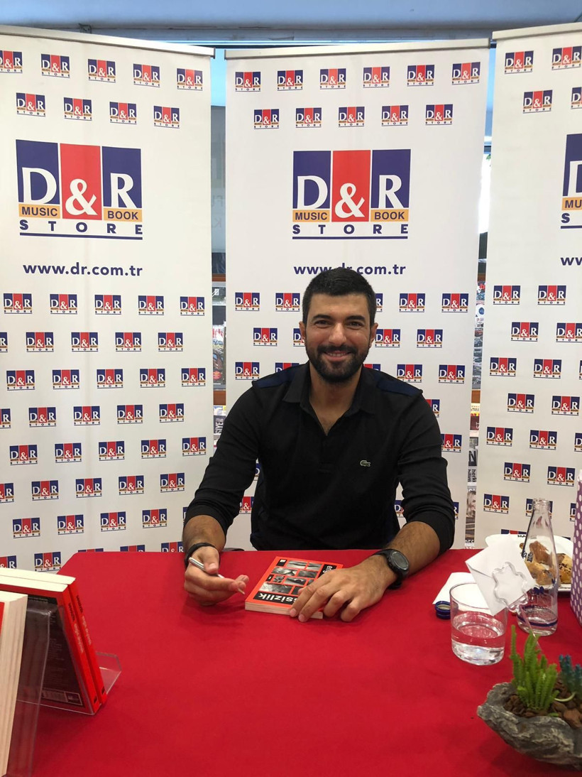 Engin Akyürek'i ilk imza gününde dostları yalnız bırakmadı! - Resim : 6