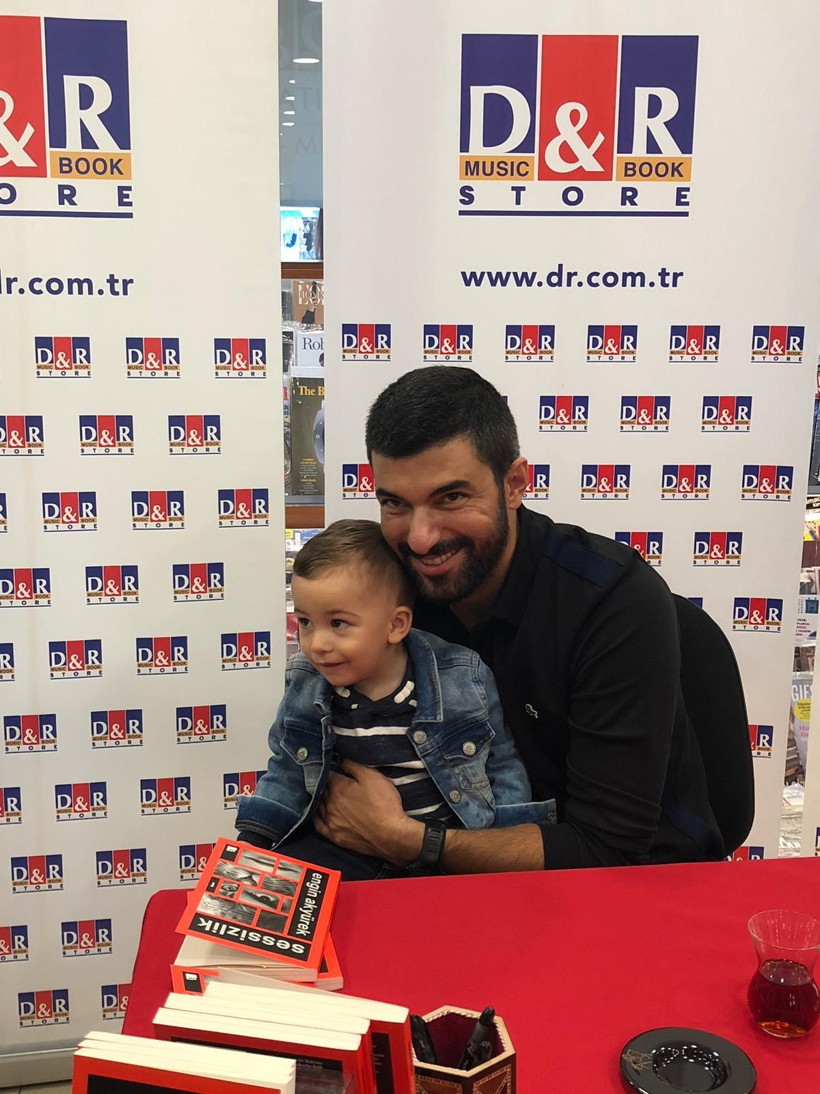 Engin Akyürek'i ilk imza gününde dostları yalnız bırakmadı! - Resim : 7